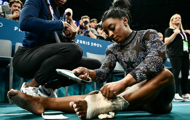 Simone Biles hurt her legs